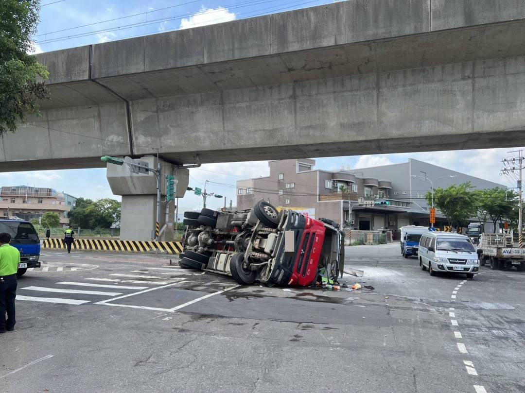 水泥車失控翻覆阻通行 29歲駕駛受傷送醫 296178