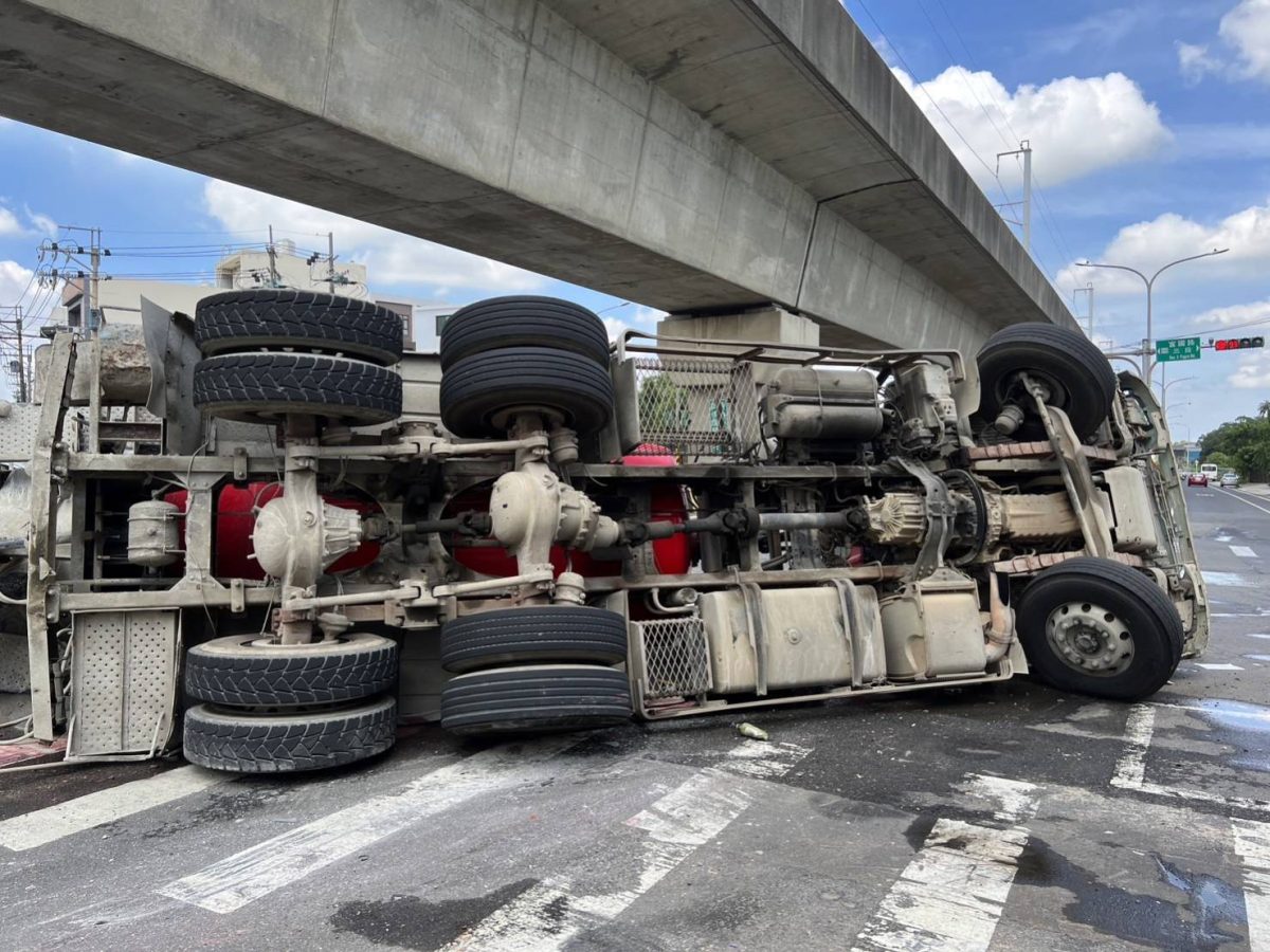 水泥車失控翻覆阻通行 29歲駕駛受傷送醫 296180 scaled