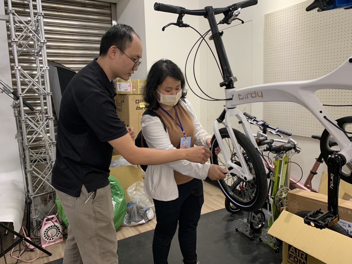 桃園青年局舉辦職場體驗 掌握自行車產業第一手資訊 3 學員學習修繕自行車