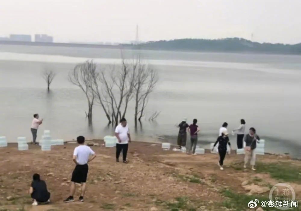 中國大媽「放生礦泉水」!全網看傻眼:吃飽太閒