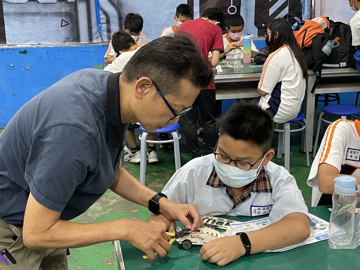 桃園教育局推廣技藝育樂營 國中生手作太陽能車獲益良多 361373151 662080675949398 165668660561730001 n