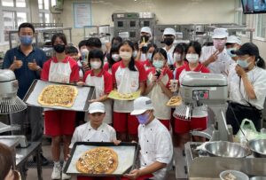桃園教育局舉辦餐旅育樂營 學子手作雪Q餅、燻雞披薩