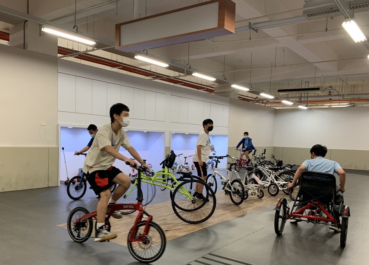 桃園青年局舉辦職場體驗 掌握自行車產業第一手資訊 4 學員實際體驗騎乘不同種類自行車