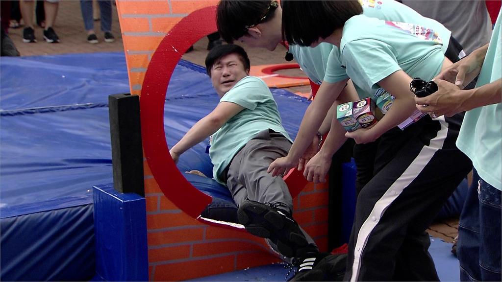 被阿翔「推一把」撞壞門!胡瓜「魚躍龍門」跟婆媽比賽卻輸最慘