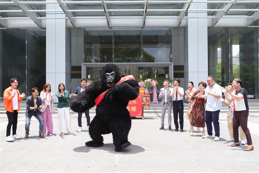 最火紅的金剛陣頭跳進8點檔《市井豪門》和演員共舞引起騷動