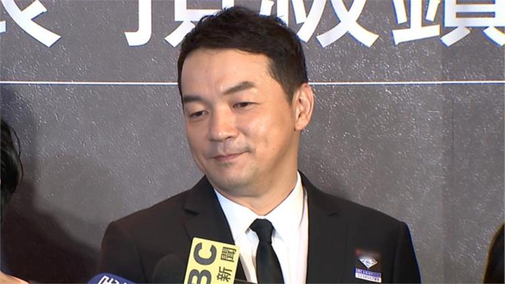 「全聯先生」酒後失態!拿鐵棍砸千萬超跑