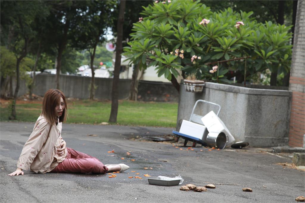 王瞳《市井豪門》被高速推車撞肚!陳仙梅衝來查看手直接貼上胸