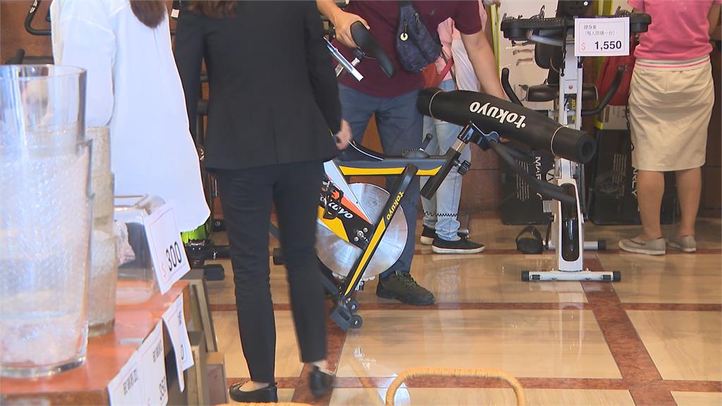 華泰飯店歇業出清特賣 百位民眾排隊搶好康