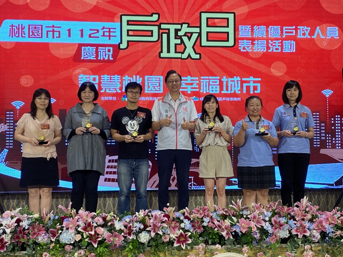 堅守崗位推動便民服務 張善政表揚35戶政人員 E641EF99 86DA 4F66 95DB 54C30A8C2F3F