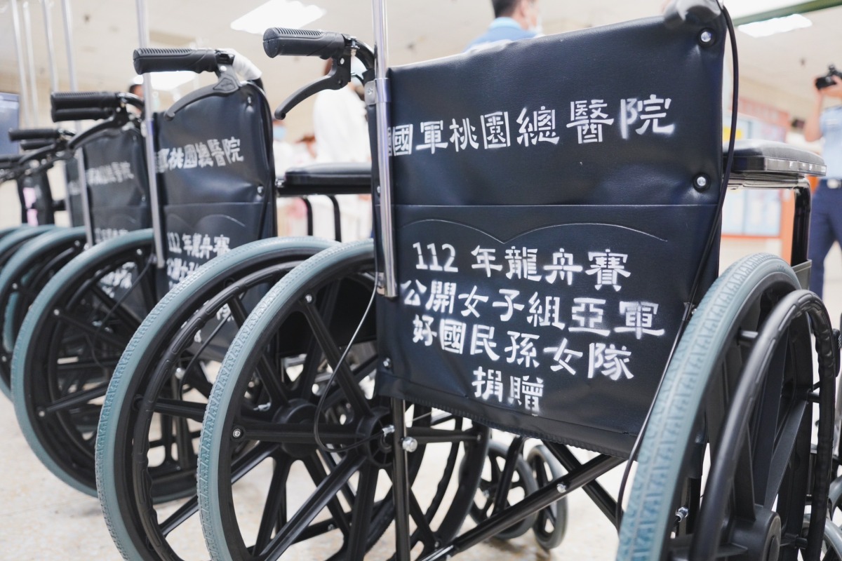 呂玉玲率隊奪市長盃龍舟賽女子組亞軍 獎金添購輪椅做公益 S 104071298