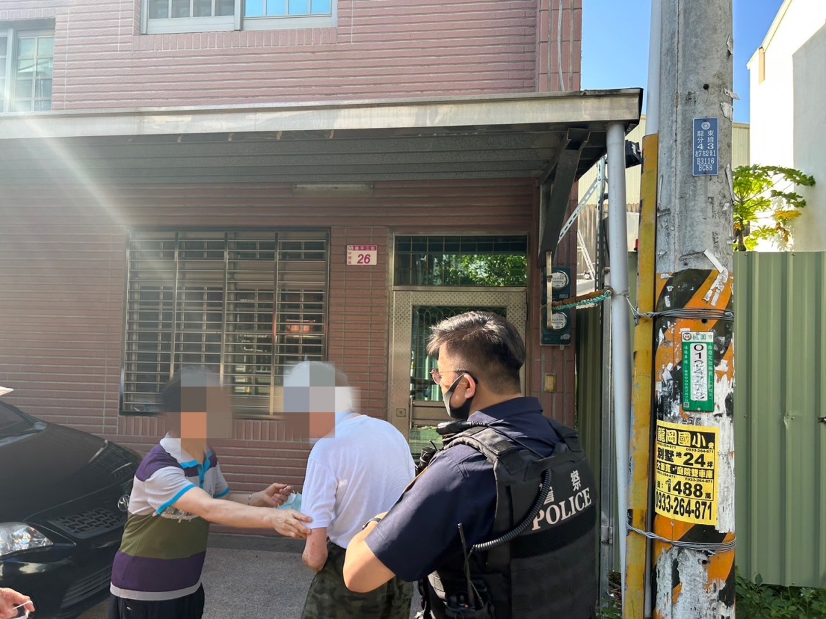 9旬老翁迷途徘徊路邊 八德暖警助平安返家 S 16744582