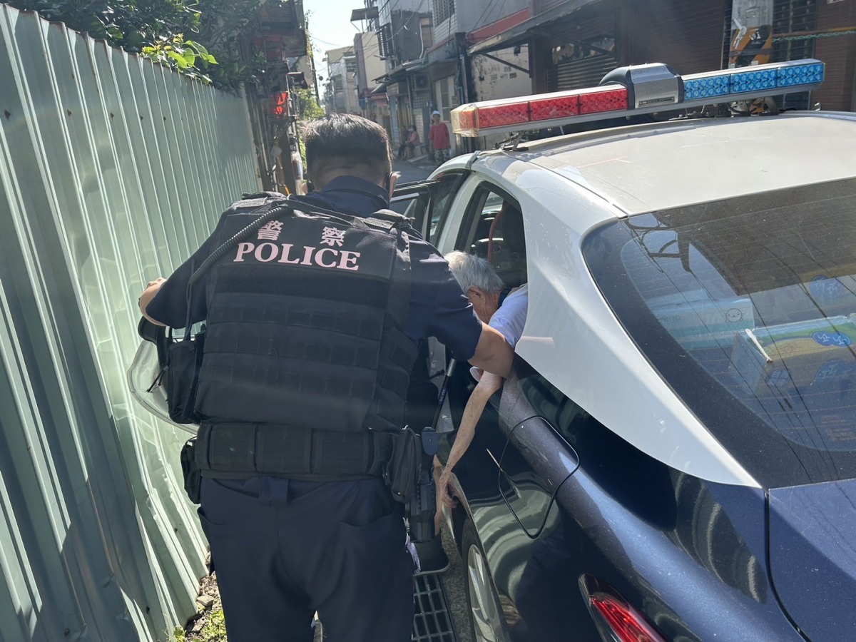 9旬老翁迷途徘徊路邊 八德暖警助平安返家 S 16744584
