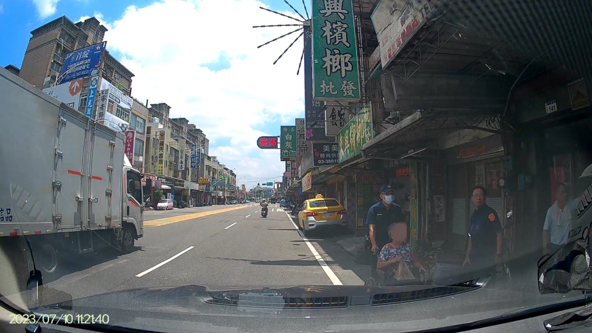 7旬婦跌落輪椅無助困路旁 八德暖警跨轄助返家 S 16891907