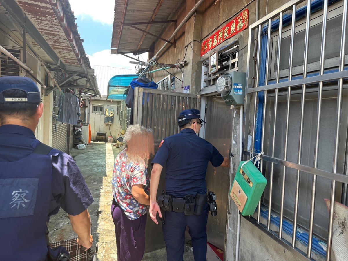 7旬婦跌落輪椅無助困路旁 八德暖警跨轄助返家 S 16891913