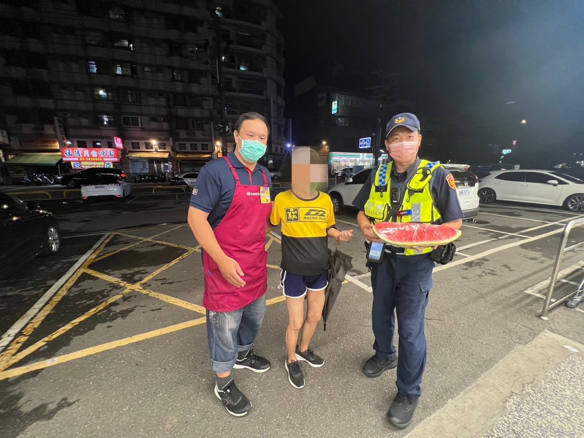 婦人外出買西瓜迷途 八德暖警助平安返家 S 17612823