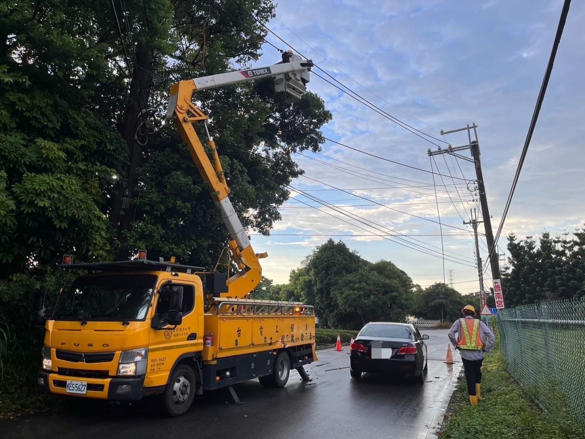電線遇雷擊斷裂 龍潭警冒雨警戒防交通事故 S 20709788