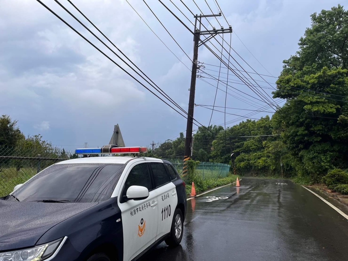 電線遇雷擊斷裂 龍潭警冒雨警戒防交通事故 S 20709789