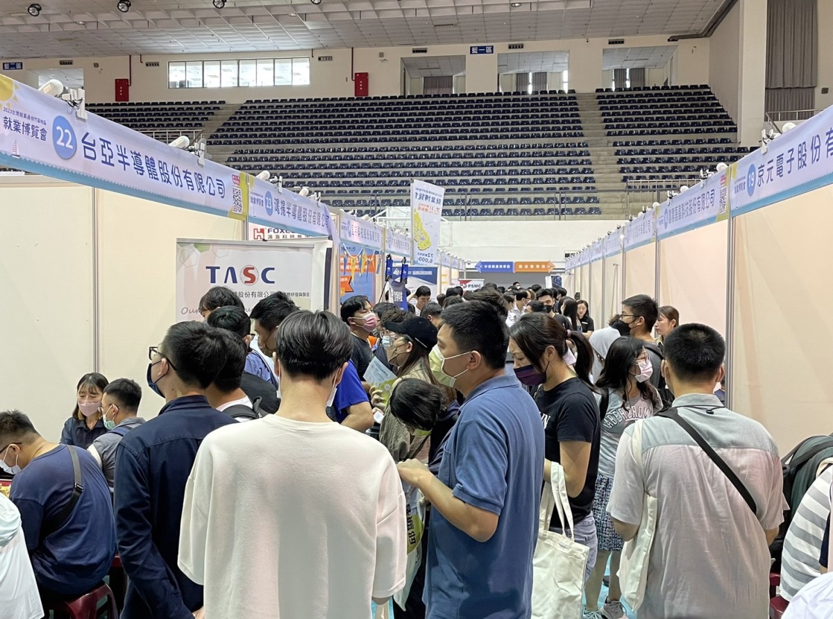 勞動部桃竹苗分署舉辦就博會 吸引逾3千人參加 S 265437194