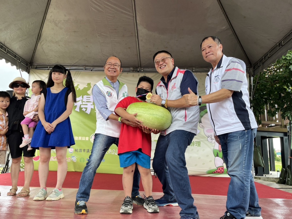 大園溪海休區西瓜收成活動 國小學童奪「西瓜王」寶座 S 2941532