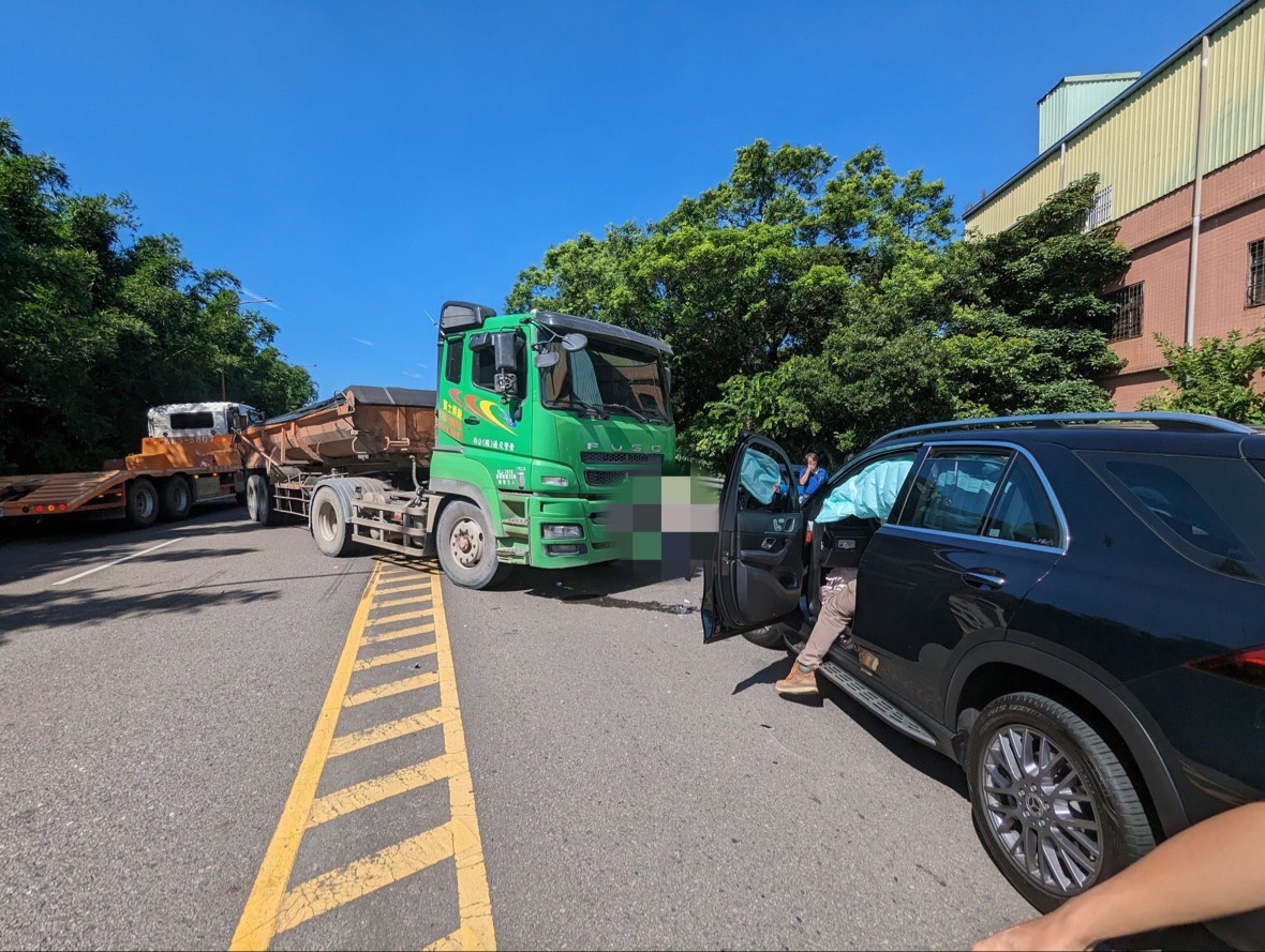 【有片】疑砂石車突變換車道釀碰撞 3自小客慘遭波及 S 3440725
