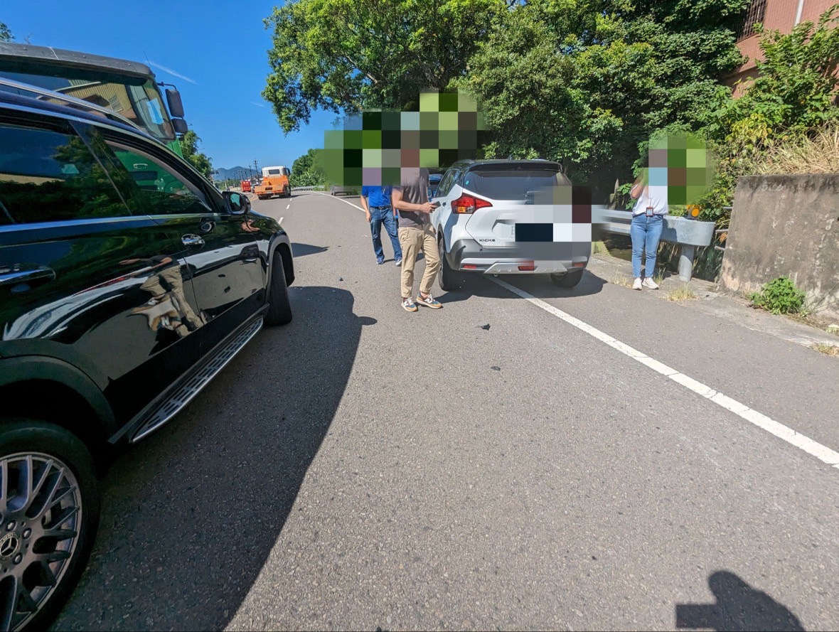 【有片】疑砂石車突變換車道釀碰撞 3自小客慘遭波及 S 3440729