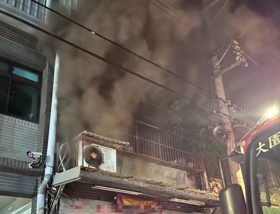 鐵皮倉庫冒惡火 桃消出動76人耗近5小時撲滅 S 3908349 scaled e1688953011948