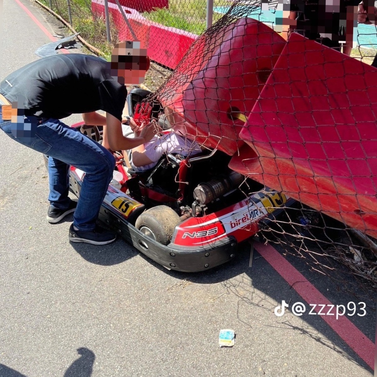 GG了!男子駕卡丁車衝破護欄 路過保時捷慘遭波及 S 4177942
