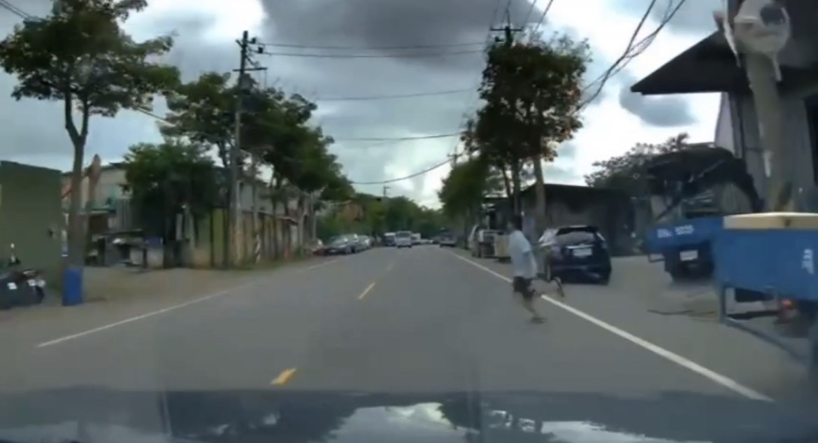 【有片】嚇!小孩突竄出馬路 駕駛急閃爆氣飆罵 S 4407468