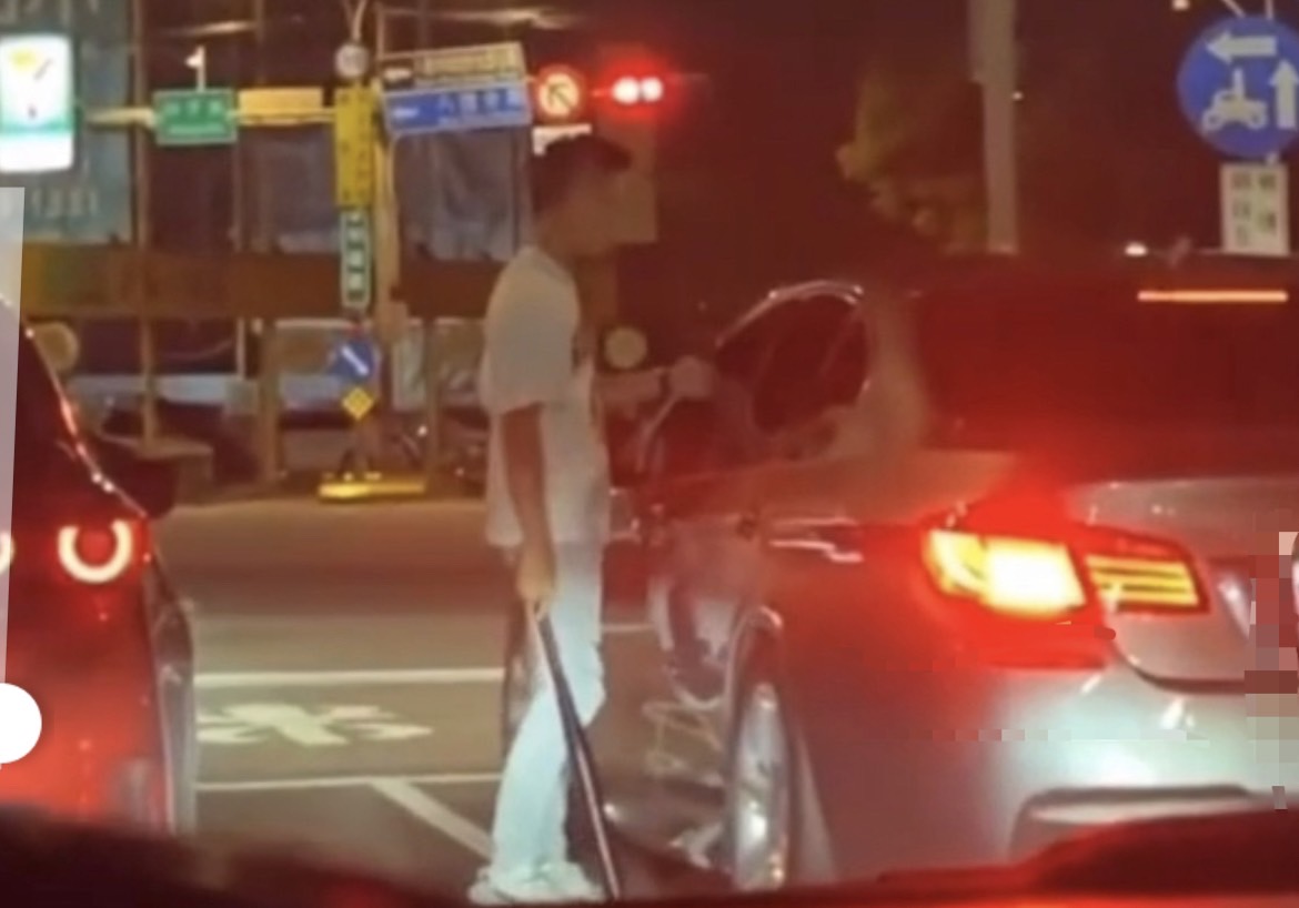八德街頭疑行車糾紛 白衣男持球棒警告 S 4456454