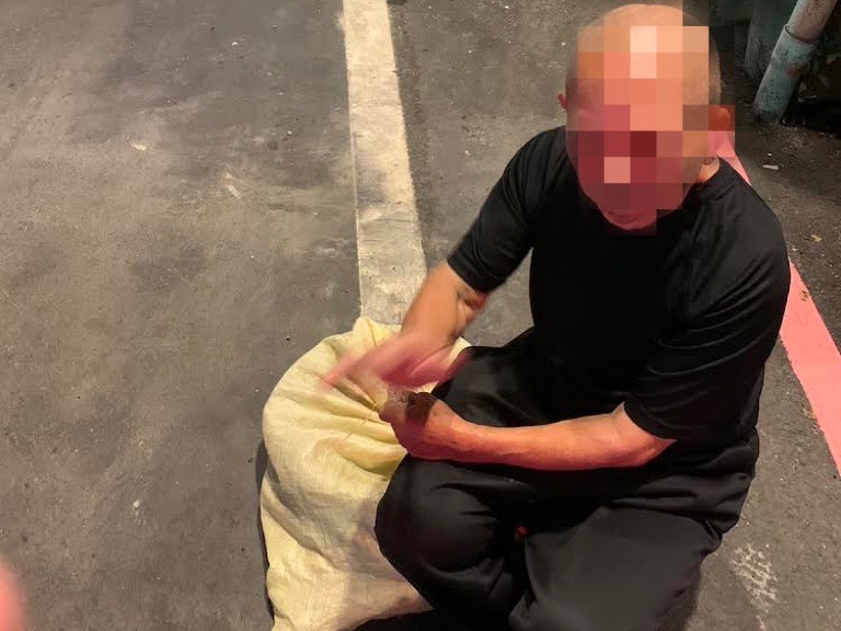 8旬翁深夜獨坐路旁 龜山警上前關心助返家 S 68083715