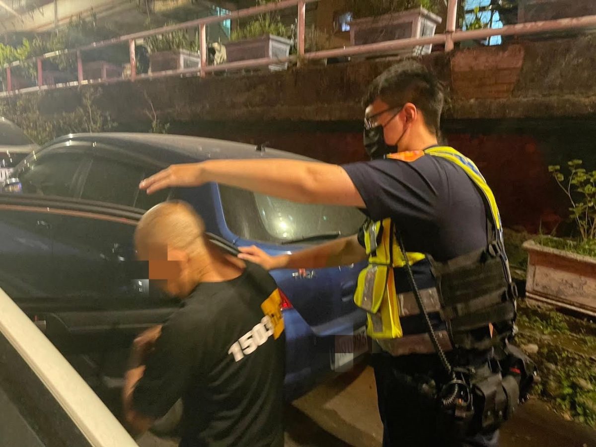 8旬翁深夜獨坐路旁 龜山警上前關心助返家 S 68083719 scaled