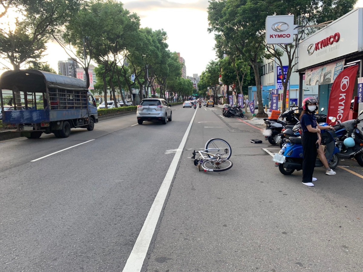 婦騎腳踏車遭撞送醫 重機騎士涉肇逃 S 68960307