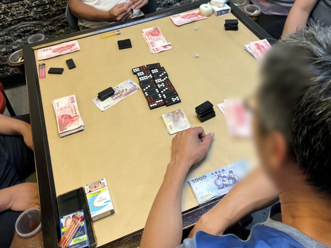 合法掩護非法!撞球館竟藏天九牌賭場 12人當場被逮 S 73932816 副本