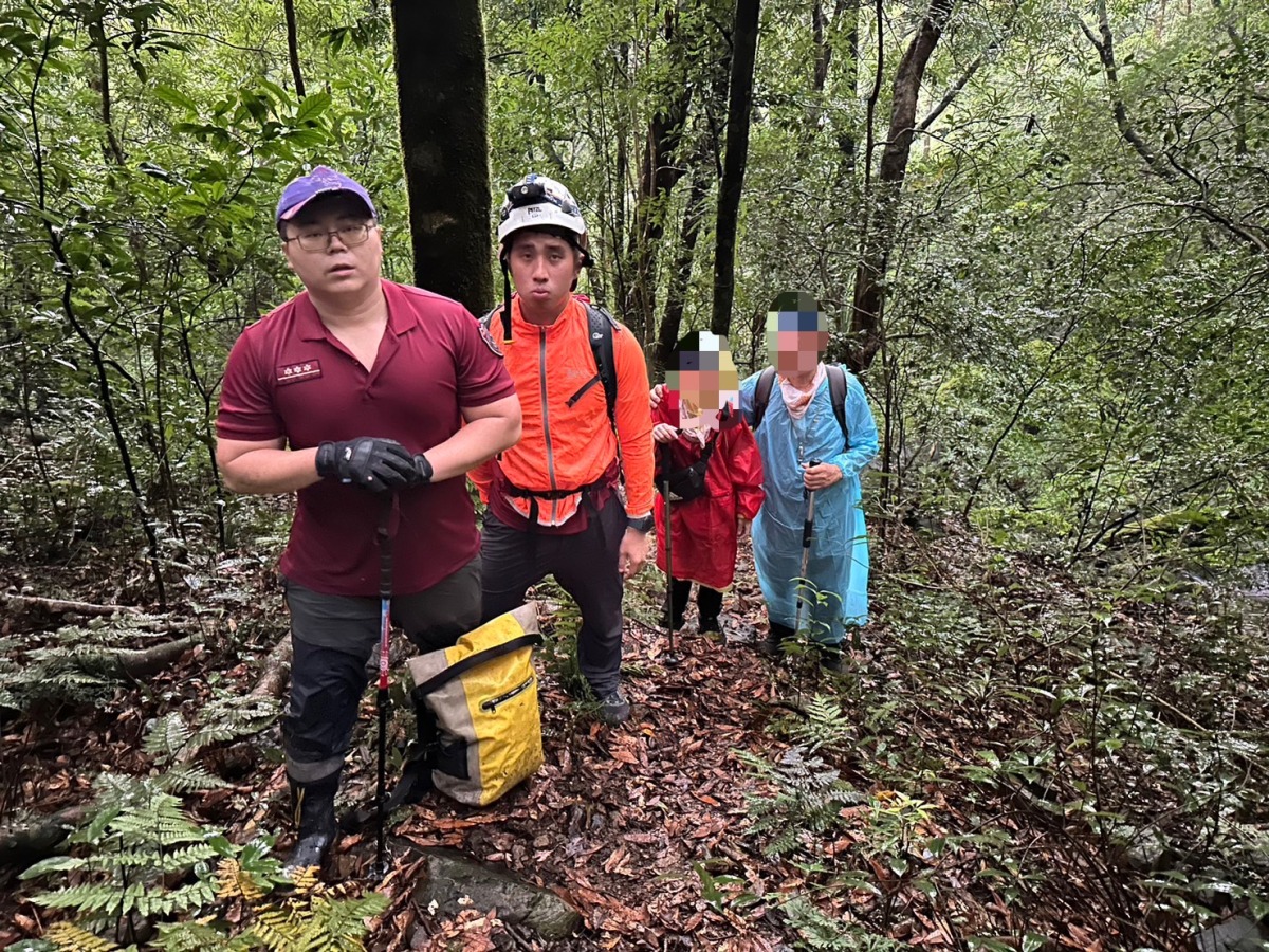 驚險！祖孫登山迷途、溪水暴漲3人受困 復興消防即刻救援