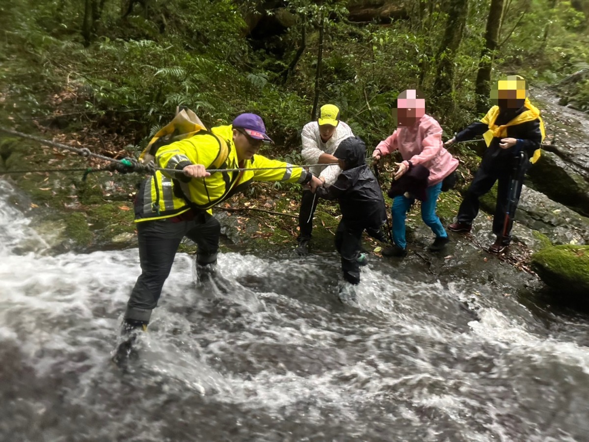 驚險！祖孫登山迷途、溪水暴漲3人受困 復興消防即刻救援