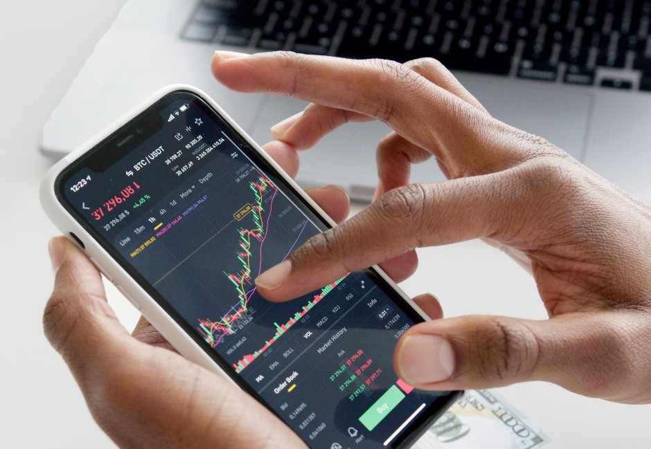 女友2年前誤買緯創20張!他一看嗨喊:賺爛了