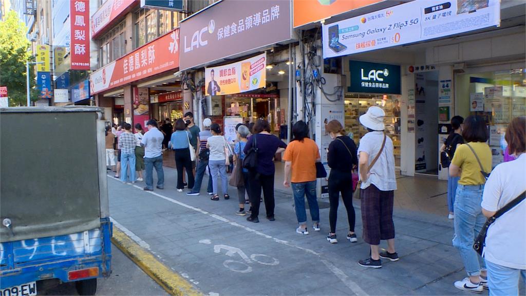 蛋黃酥界愛馬仕開賣10秒搶光 排隊名店湧人潮