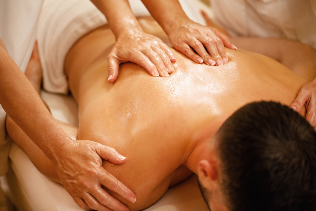 不滿「純按摩」沒性交易 桃園男怒砸店、逼小姐脫衣下場曝 closeup man having back massage by two therapists spa