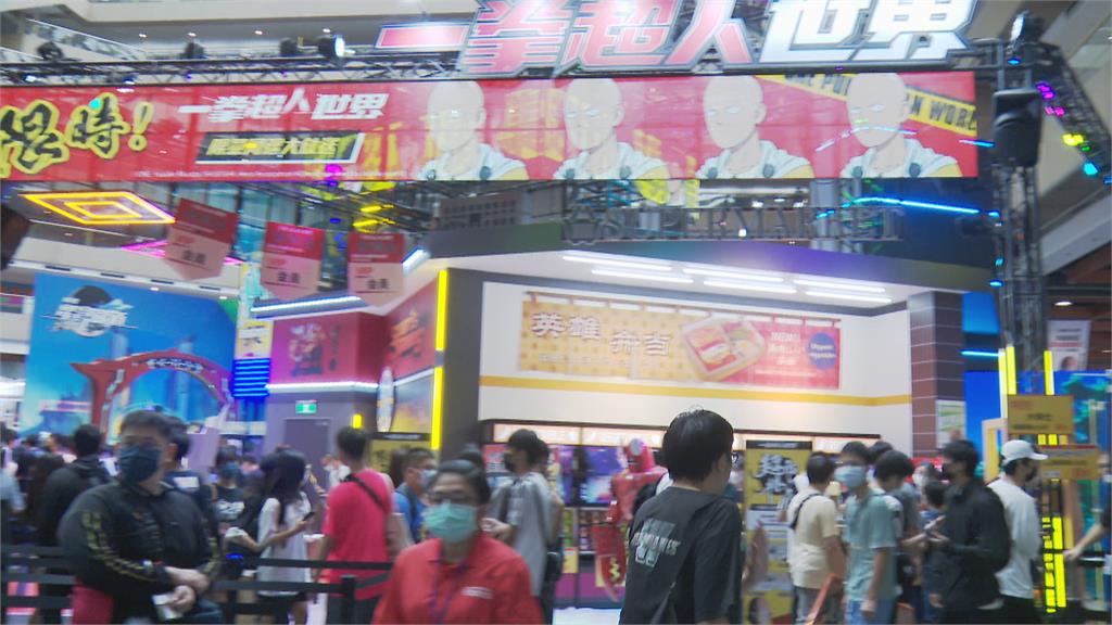 萬名動漫迷不畏颱風天 漫博會外「湧現雨傘海」