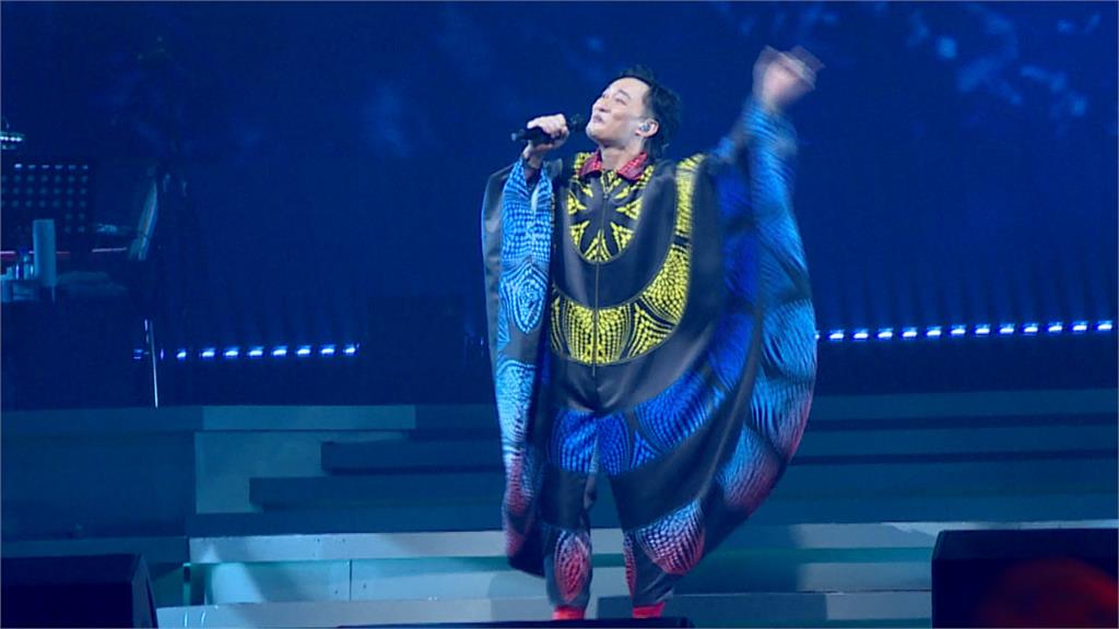 上萬粉絲合唱生日快樂歌 陳奕迅感動下跪