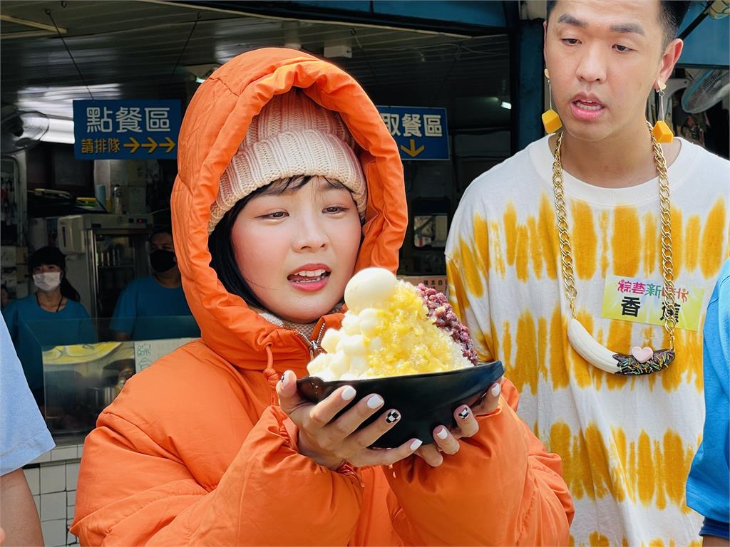 籃籃體驗吃「燒冷冰」崩潰!酷暑穿大衣踩冰塊手忙腳亂又冷熱錯亂