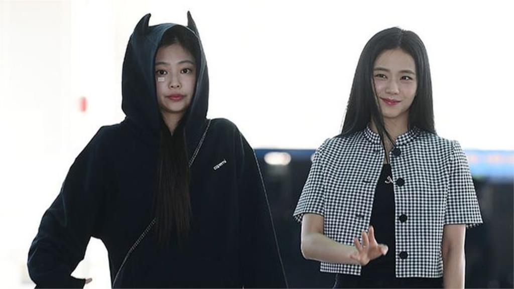 BP現身機場!Jisoo腳穿「2萬3人字拖」遭踩飛