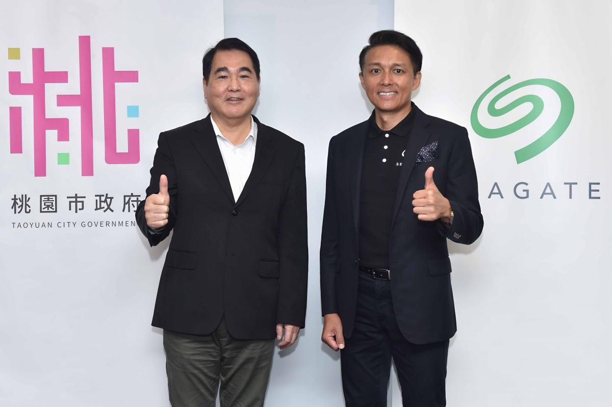 桃園水務局3大面向發展智慧水城市 與創新領導廠商交流 圖1 桃園市政府水務局長劉振宇左1與Seagate台灣總經理黃又青右1交流「以資料力加速永