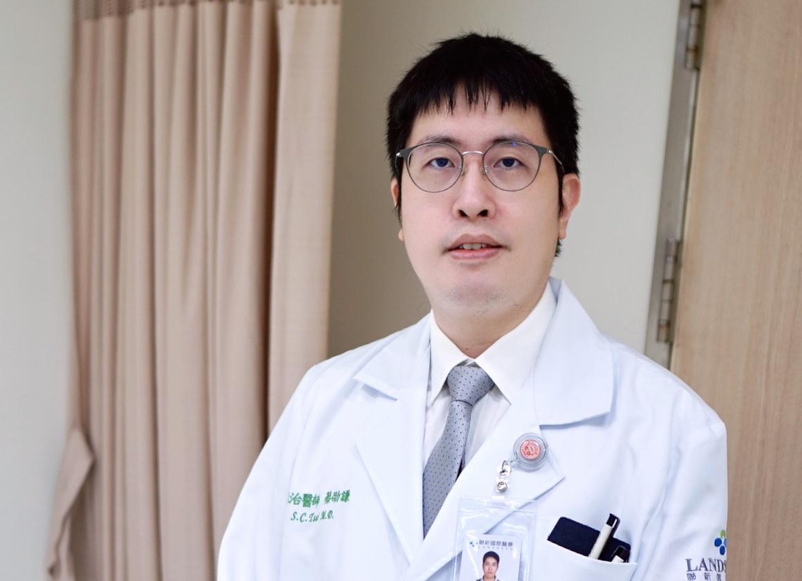 圖2 蔡醫師叮嚀，民眾若發生持續急性胸痛達30分鐘，有時還幅射至下巴、肩膀等處，建議