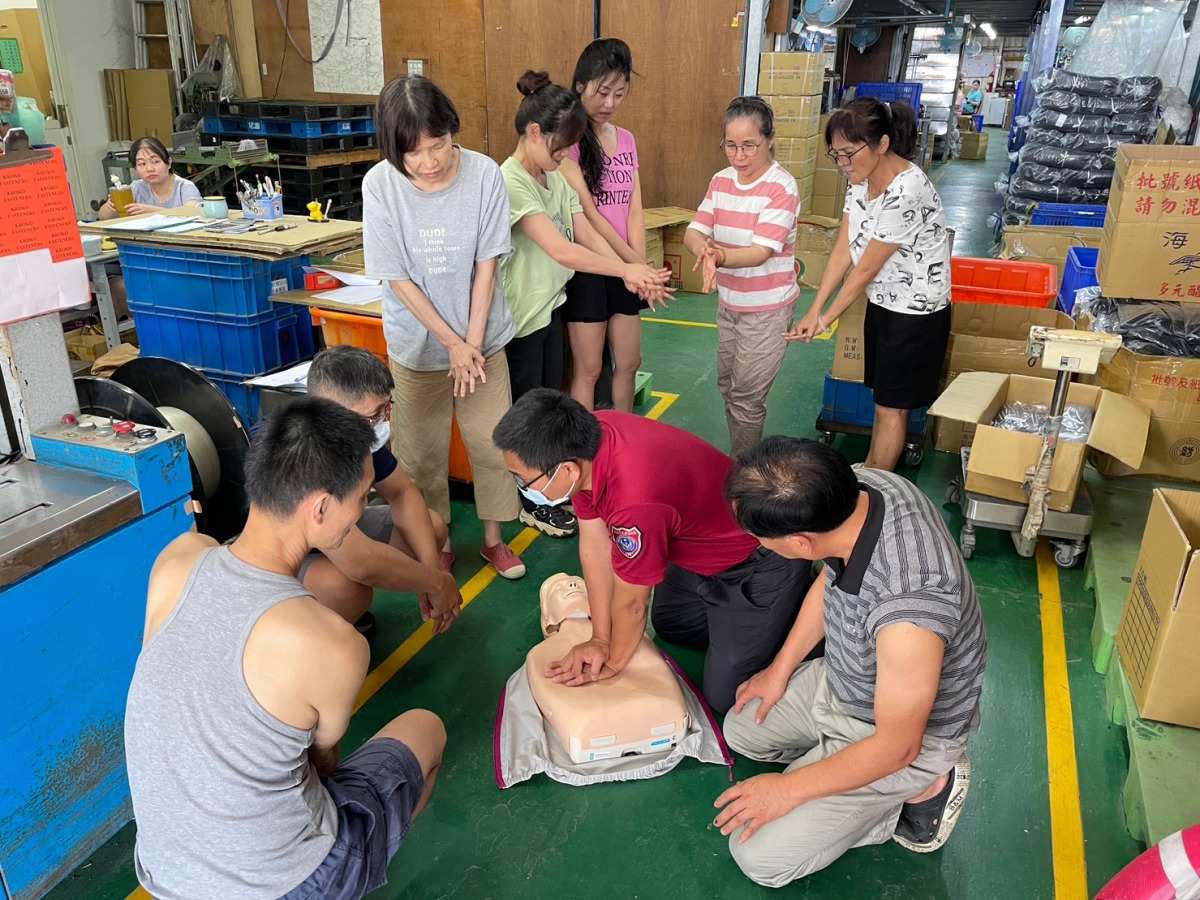 桃園消防局推廣CPR及AED 傳揚救人精神 圖一、消防員深入工廠示範CPR