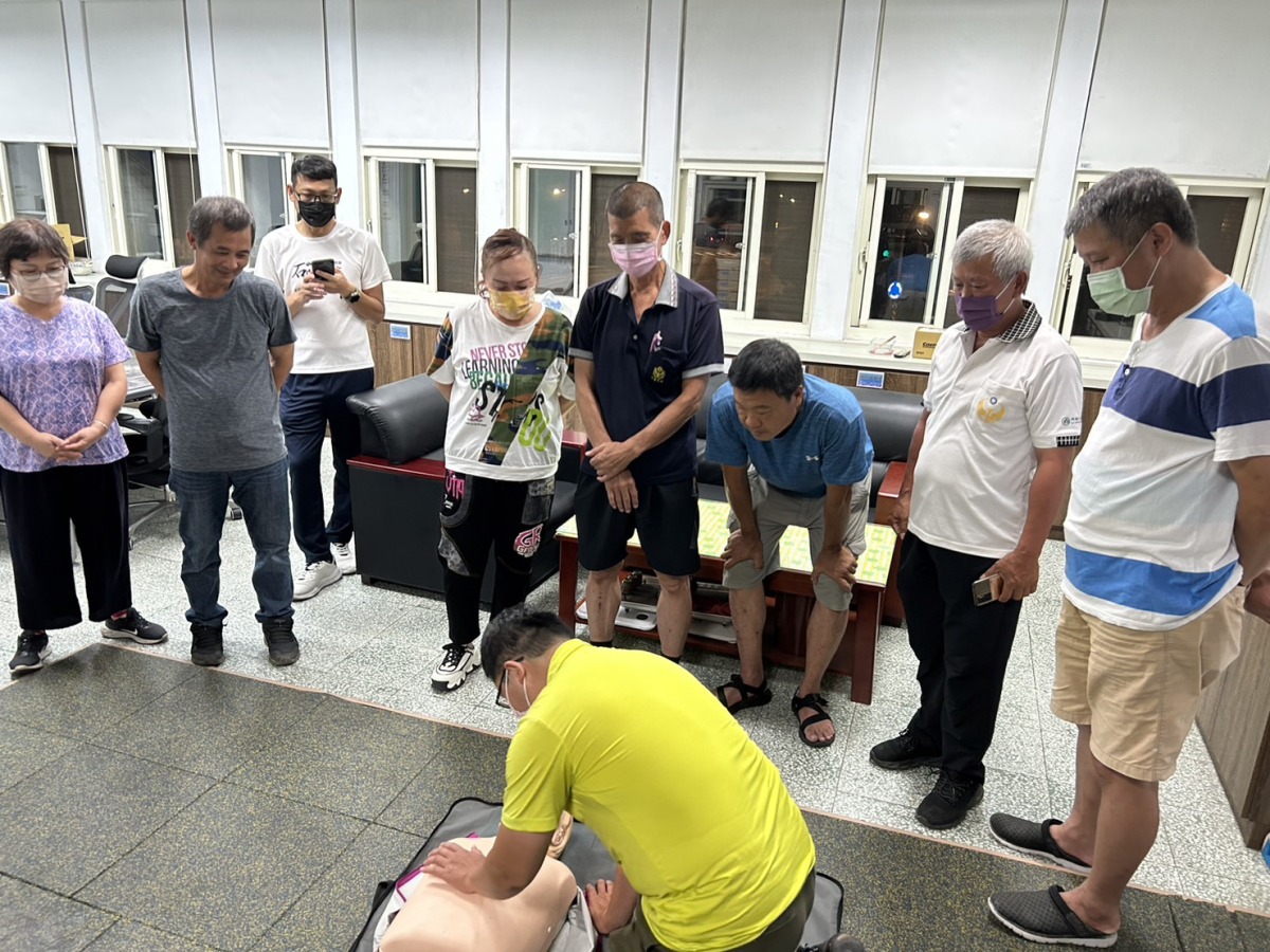 桃園消防局推廣CPR及AED 傳揚救人精神 圖二、民眾結伴至分隊參加CPR學習技能