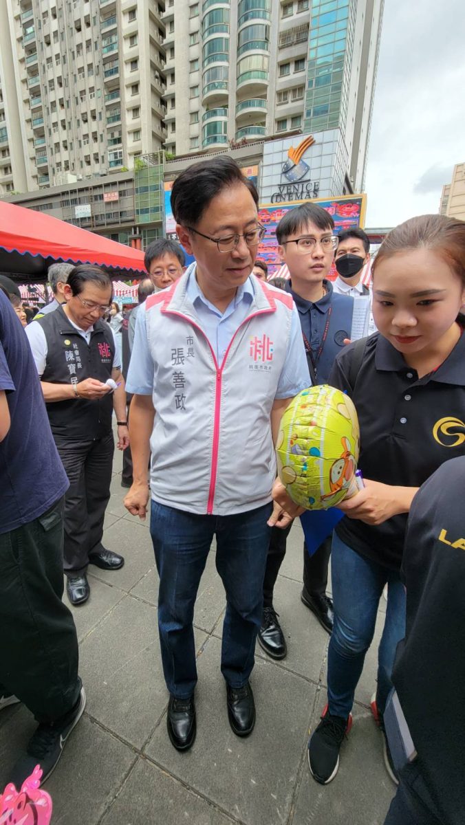 桃園住發處攜手包租代管業者 設攤摸彩、宣導租金補貼 桃園市長張善政與市民同樂2 0 scaled