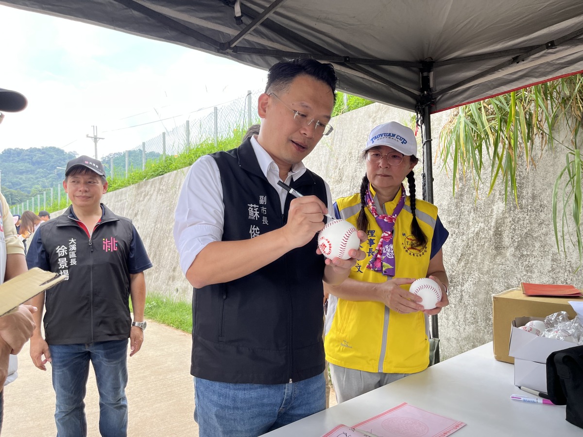 客家文化推廣盃慢速壘球邀請賽 為世界客家博覽會暖身 蘇副市長進行開球簽名儀式
