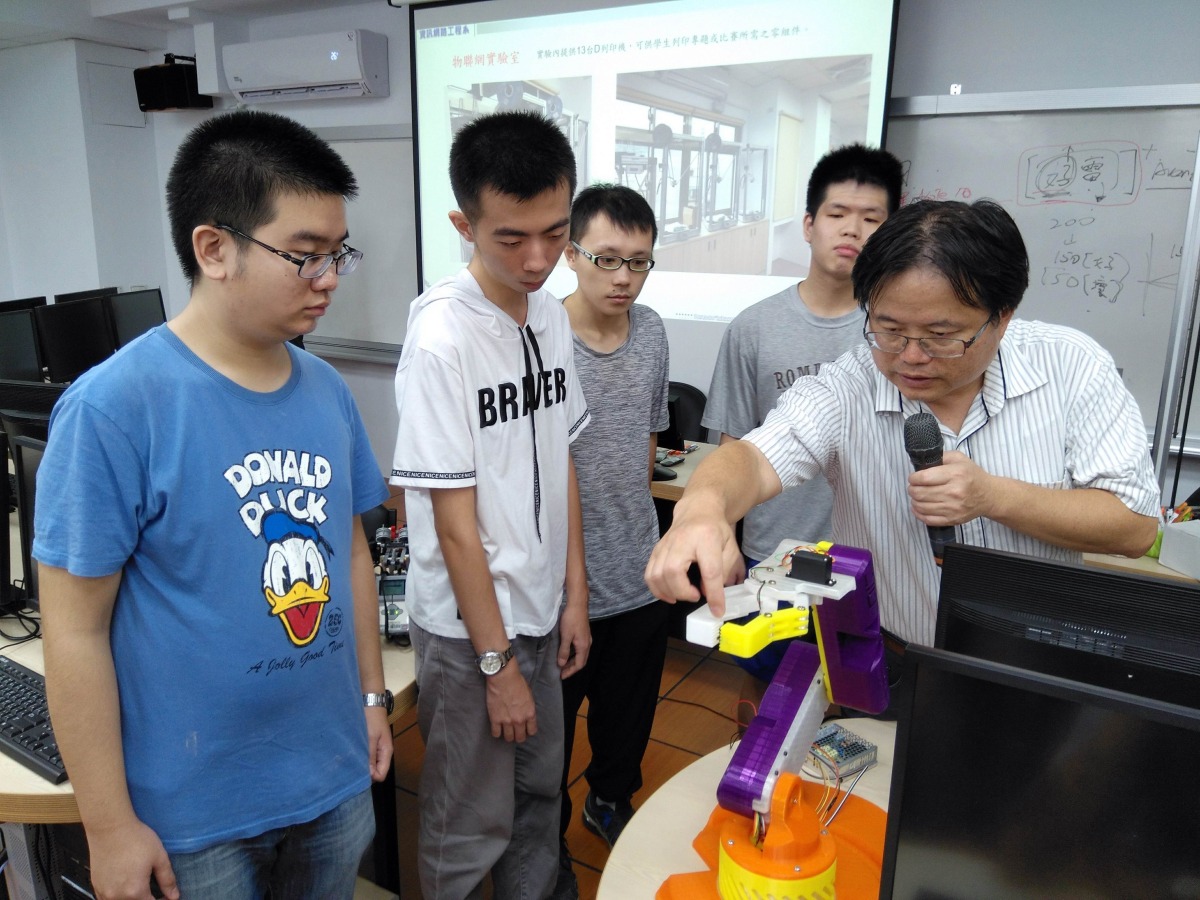 龍華科大開辦「STEM領域學士後專班」提供非理工科大學生就學就業良機 2