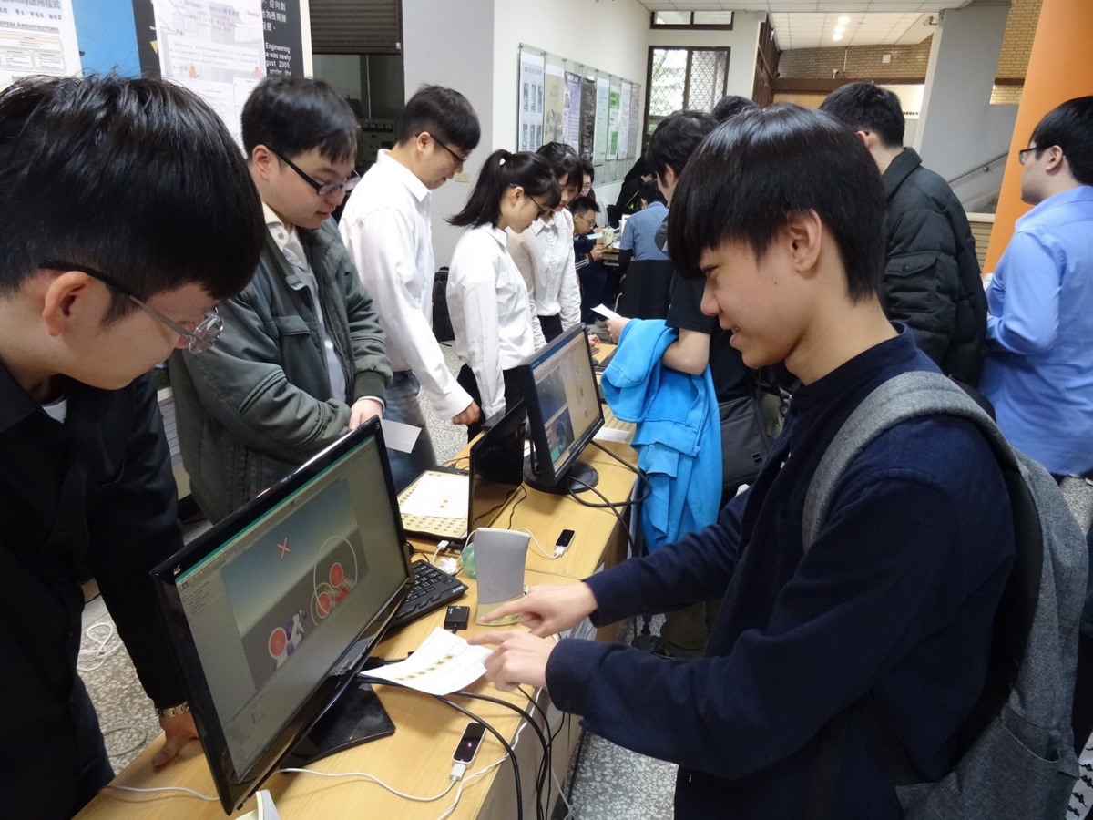 03 中原大學資訊系專題競賽成果展，「網路組」學生參展情形。 0